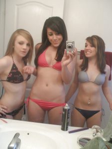 drei teen freundinnen in bikinis selfie