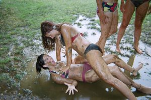 mud fight outdoor sexy freundinnen matsche