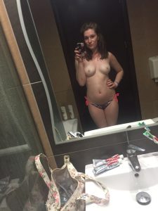nacktfoto im bikini hoeschen selfie mit colgate zahnpasta