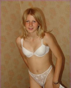 teen model in weisser unterwaesche