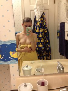teen selfie nackt spiegel telefon
