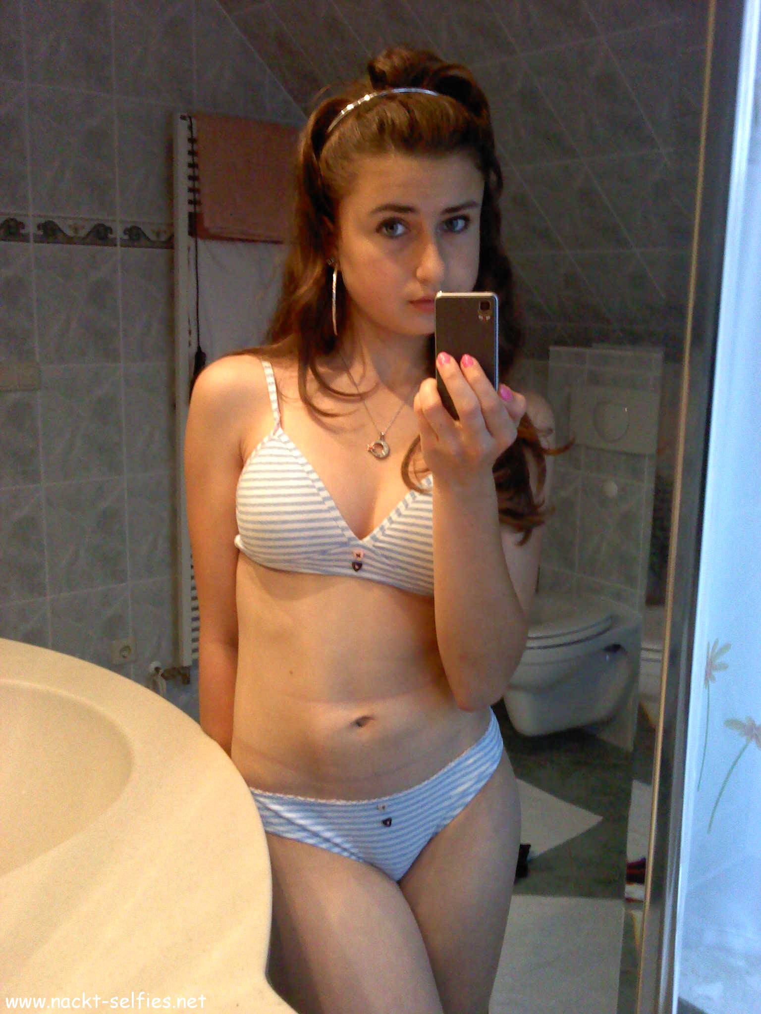 Big Booty Girl Mirror Naked Selfie Snapchat