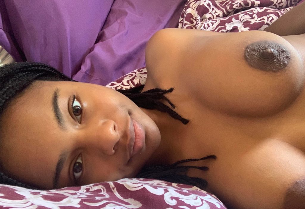 Manu Ebony Nude Nacktbild Sexy Nippel