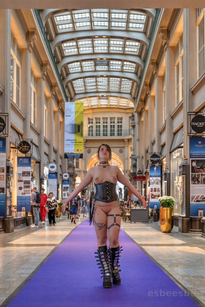 Nackt In Der Einkaufspassage Frau Privat Titten Nude In Public