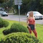 Transparentes Oberteil Sexy Frau Zeigt An Der Strasse Ihre Brueste